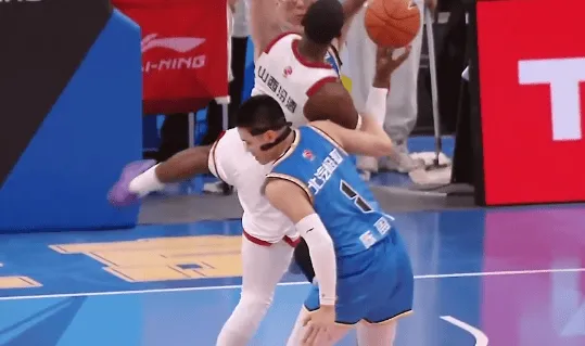 开云体育app下载入口-陈盈骏防守中直接拉倒迪亚洛,随后奈特冲向前者进行理论